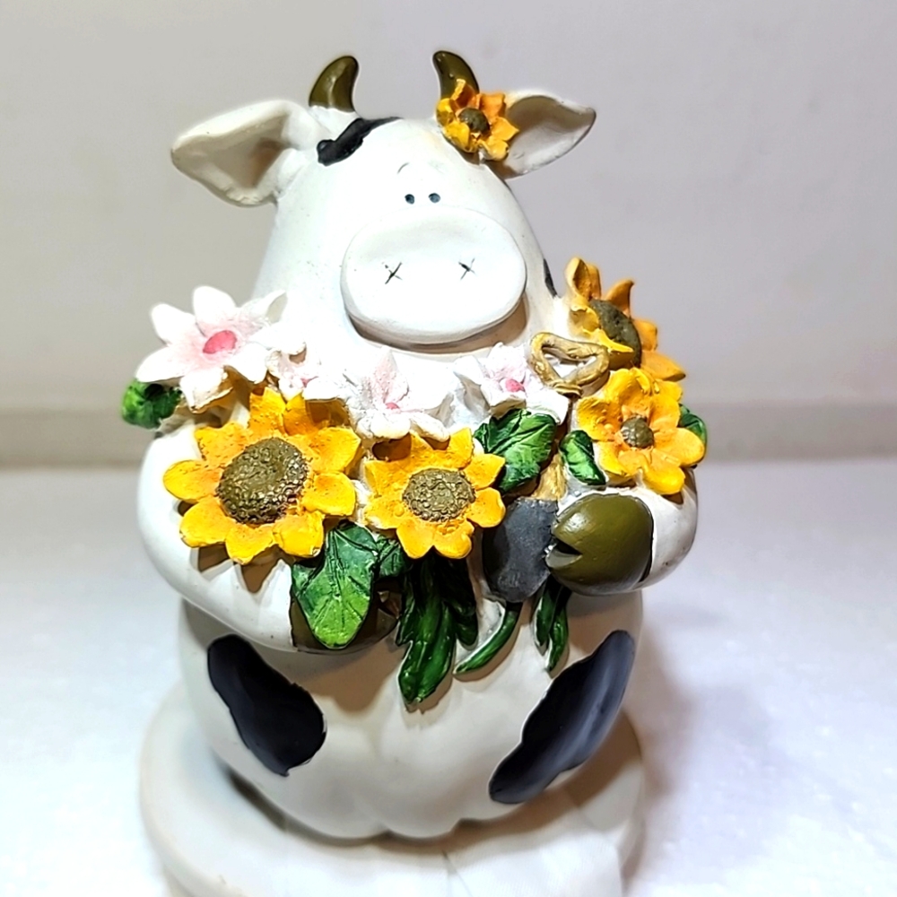 Shelf sitter or Candle Topper. Cow holding beautiful flowers. New no tag